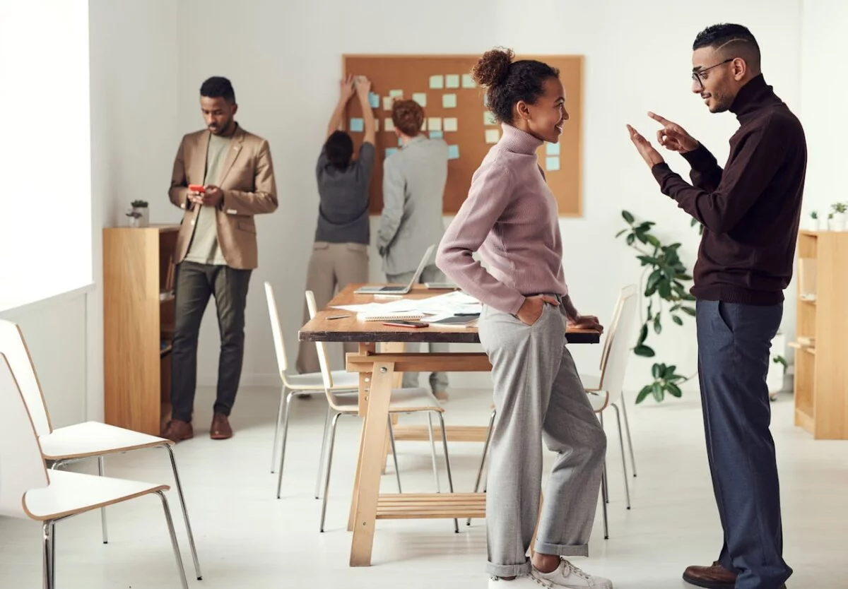 coachen-op-het-werk-staand-gesprek-twee-mensen