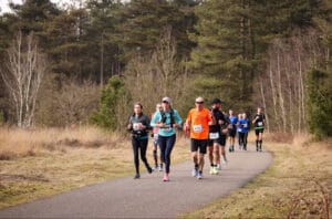 Doelen bereiken. Hardlopende groep mensen met Petri bij de halve marathon van St Anthonis. marathon van Petri