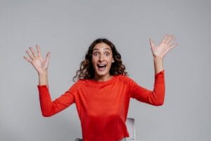 blije vrouw eureka uitroep na voorbeelden van krachtige open vragen